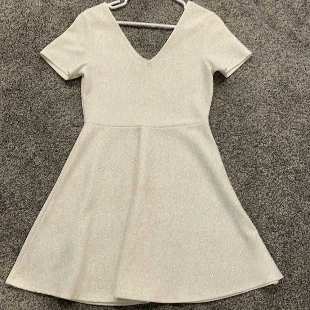 White with gold linen pattern size L